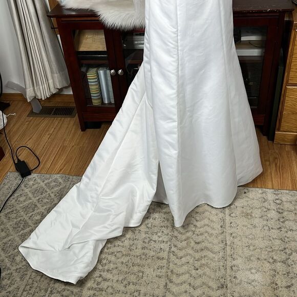 DAVID'S BRIDAL COLLECTION
lace wedding dress with beaded metallic lace - Picture 3 of 16